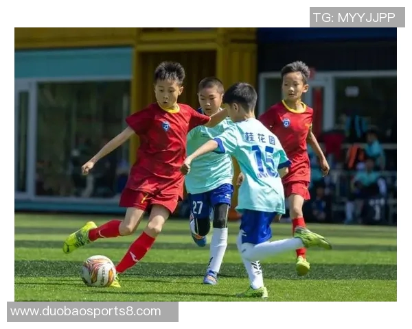 朋友们在绿茵场上挥洒汗水共同踢足球的快乐时光